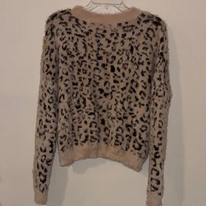 Mi‎ Ami Oversized Dusty Sweater Fuzzy Animal Print Women's Size Medium thumbnail 5