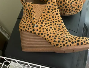 Tom’s ankle boots in suede thumbnail 3