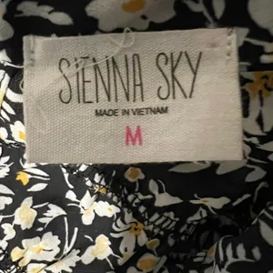 Sienna Sky Floral Top Womens M Black Floral Ditsy Tie Back Cottagecore Witchy thumbnail 6