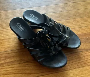 Clarks Bendables Black Leather Strappy Slide Sandals 9M Low Heel Rivet Accents thumbnail 1
