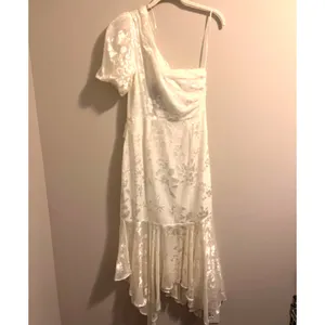 NWT ASTR the Label Santorini Midi Dress in White One Shoulder Flowy Chiffon sz M thumbnail 5