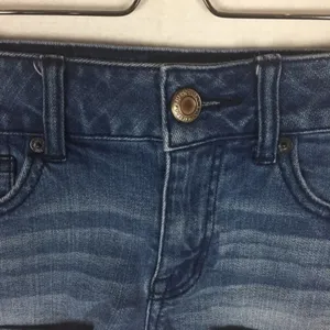 American Eagle Shortie Stretch Medium Wash‎ Denim Cuffed Size 8 thumbnail 3