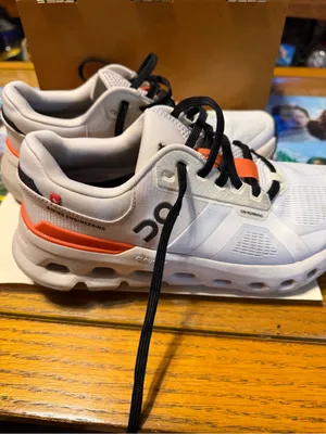 Woman’s Cloud runner White Size 7 thumbnail 4