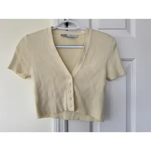 Zara Ribbed Short Sleeve Cardigan Cream VNeck Button Front Crop Top Small thumbnail 2
