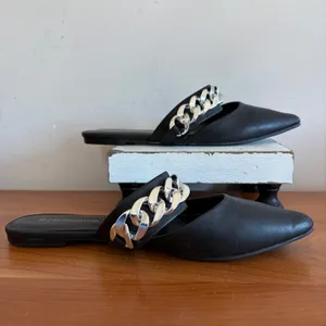BCBGeneration Womens Black Pointed Toe Mules Silver Chain Link Flats Size‎ 9.5 thumbnail 2