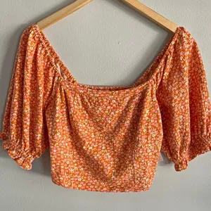 Billabong NWT Orange Ditsy Floral Puff Sleeve Smocked Crop Top L thumbnail 1