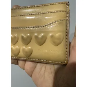 Marc Jacobs Patent Leather Quilted Hearts Tan Card Holder‎ SEE PHOTOS thumbnail 2