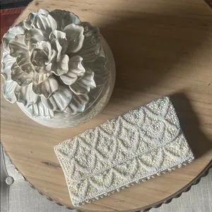 Non Signe Handmade Creme/White Bridal Beaded Clutch Made in Hong Kong thumbnail 2