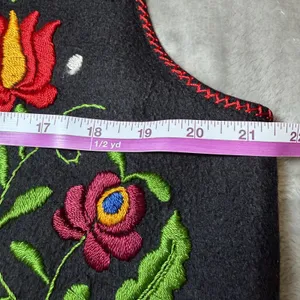 Vintage Women's Size Large Black Felt Vest Floral Embroidered Folk Art Boho thumbnail 8