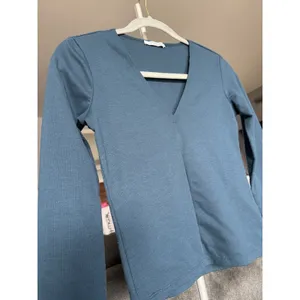 ZARA Trafaluc Blue V-Neck Long Sleeve Fitted Crop Top Y2K Minimalist - Size S thumbnail 2