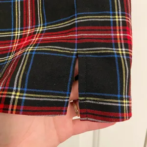 NWOT John Galt women’s black red plaid cara‎ miniskirt zip small slit 23” waist thumbnail 3