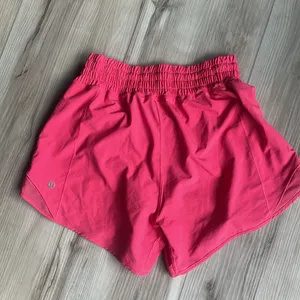 Lululemon Hotty Hot short HR 4 inch Glaze Pink Size 4 Like New Barbiecore Rush thumbnail 3