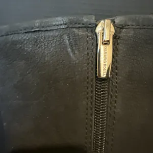 Vince Camuto Womens 8.5 Windy Moto Boots Black Leather Gold Buckle Mid Calf thumbnail 5