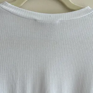 BCBGeneration Cropped Long Sleeve Ribbed Tee, White, Size Medium thumbnail 15