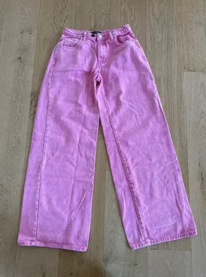 Pretty Little Thing - Baggy Wide Leg Jeans in Pink thumbnail 1