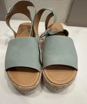 green platform sandals Size 8 thumbnail 2