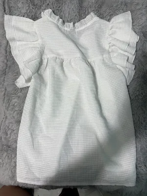 White top with puffy sleeves Size M thumbnail 2