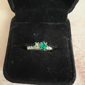Gorgeous Faux Emerald and CZ Silver Statement Ring Size 7 thumbnail 1