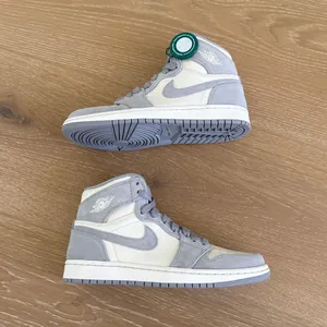 Air Jordan 1 Retro High Pale Ivory Sneakers Size W 7 in Off White Gray thumbnail 2