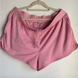 Old Navy Shorts Women’s Pink size L  thumbnail 1
