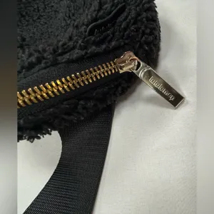 lululemon athletica Black Sherpa Crossbody Belt Bag thumbnail 12