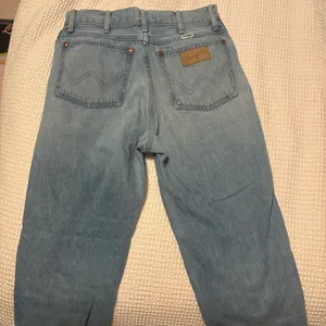 Wrangler Straight-Leg Jeans thumbnail 3