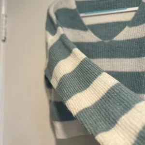 Uncharted Threads Sz: M Cropped Dusty Blue White Striped Vneck Pullover Sweater. thumbnail 8