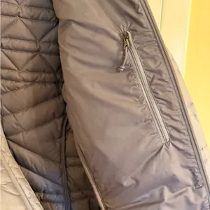 The North Face Women's Light Gray Hooded Puffer Jacket thumbnail 5