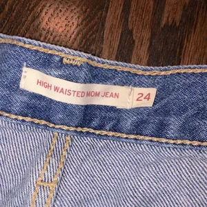 Levi’s high waisted MOM jeans distressed size 24 thumbnail 5