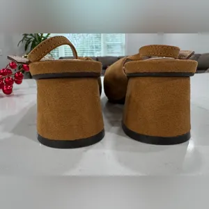 Chic Tan Slingback Heels with Gold Accent Size 8 thumbnail 4