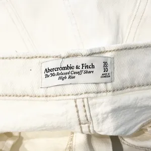 Abercrombie & Fitch The '90s Relaxed High Rise Cutoff Short Cream 30 / 10 thumbnail 2