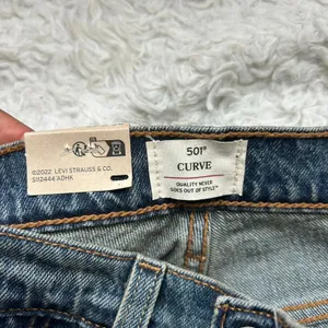 Levi’s 501 Curve Rhinestone Hem Jeans Size 28 thumbnail 9