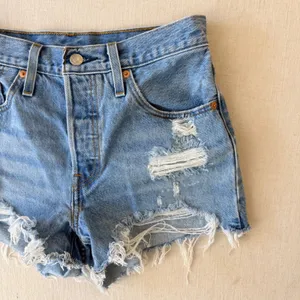 Levi's 501 Original Distressed Cut Off Denim Shorts Womens 27 Light Wash Blue thumbnail 4