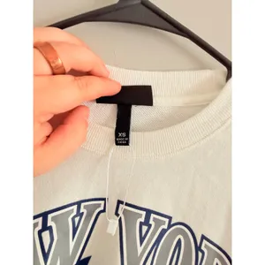 PacSun The Wild Collective New York Yankees Sweatshirt Women XS Cream MLB Crew thumbnail 4