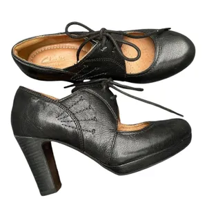 Clarks Artisan Sz 5.5 Platform Pumps Black Leather Laces Academia Preppy Witchy thumbnail 2