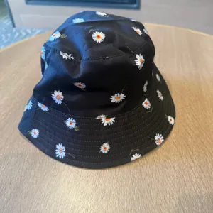 new adult Alice + Olivia one size reversible daisy bucket hat A3 3074 thumbnail 5