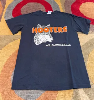 Hooters Girl Gildan Black Graphic Tee Shirt Williamsburg, VA Unisex Size Small thumbnail 1
