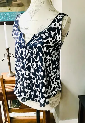 Akira Sleeveless Black & White Pattern Blouse Tank With Front Zipper Sz Small thumbnail 1