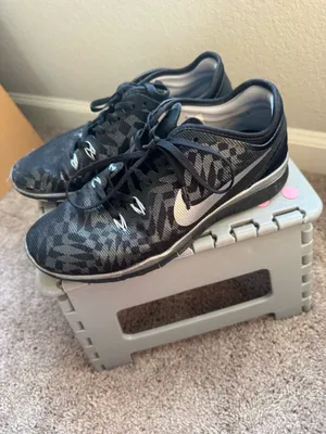 Nike Running Shoes Silver and Black Size 7 thumbnail 2