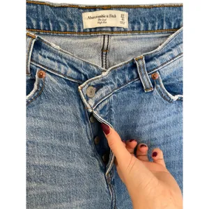 Abercrombie & Fitch The Dad High Rise Crossover Waist Straight Jeans Light Wash thumbnail 4