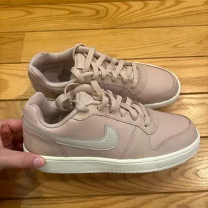 Nike Women's Ebernon Low Size 7.5 Sneakers in Dusty Pink New Without Tags thumbnail 2