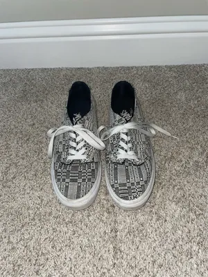 Women’s size 8.5 white and black vans thumbnail 1