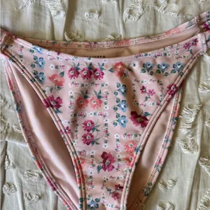 Hollister Size S/M Pink Floral Triangle Bikini Set thumbnail 7