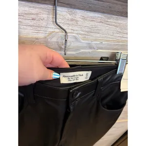 Abercrombie & Fitch 90s Straight Ultra High Rise Vegan Leather Pants Black 27 thumbnail 4