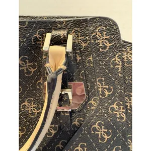 GUESS brown logo-print satchel with contrasting beige top handles thumbnail 3