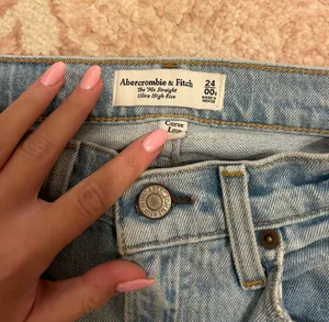 Abercrombie Curve Love 90s Ultra High Rise Straight Jean thumbnail 3