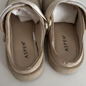Aspen Women's Ribbon Strap Clogs EUC Size 9 thumbnail 6