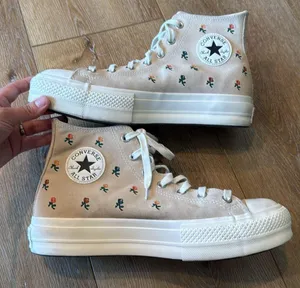 Converse Cream High-Tops with Embroidered Floral Design Size 11 Women’s thumbnail 3