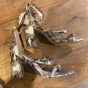 Billini Black and Cream Strappy Heels Size 7 thumbnail 2