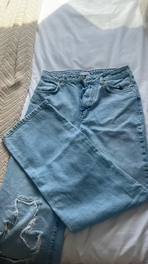 Forever 21 High Top-Waisted Jeans thumbnail 1